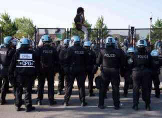Chicago Protest Turns Violent: 13 Arrested for Breaking Barricades and Attacking Police | United News Network news-20082024-235104